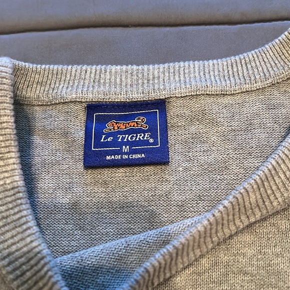 Women’s Lightweight Sweater Size Medium - Picture 4 of 5